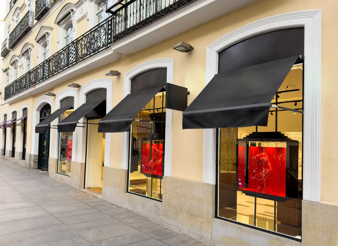 Façade vitrine de magasin en aluminium sur mesure à Uchaud